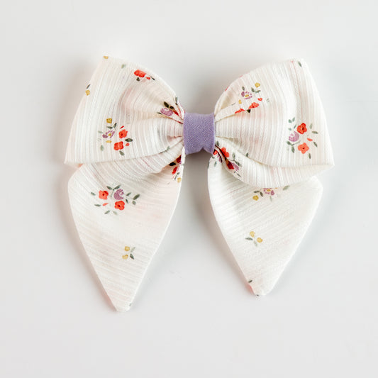 Clavel Bow